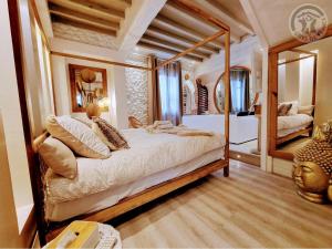 B&B / Chambres d'hotes Buddha Beach Thoiry : Chambre Lit King-Size avec Baignoire Spa
