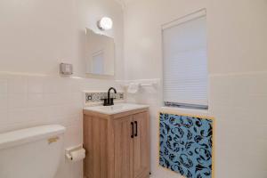 Quiet West Palm Beach Guest Cottage Near the Beach!