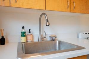 Quiet West Palm Beach Guest Cottage Near the Beach!