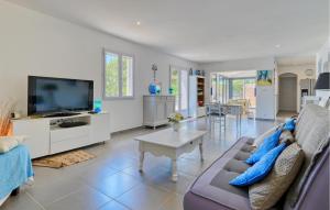 3 Bedroom Lovely Home In Tourves