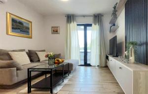 Gorgeous Apartment In Blace