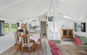 3 Bedroom Beautiful Home In Væggerløse