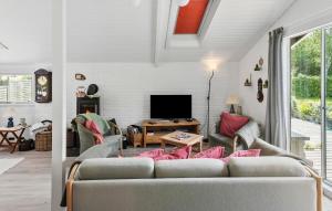 3 Bedroom Beautiful Home In Væggerløse