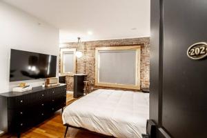 Heart of Downtown, Walk to Bathhouses, Restaurants Room # 202