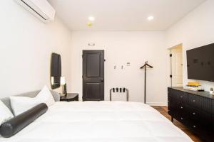 Heart of Downtown, Walk to Bathhouses, Restaurants Room # 202