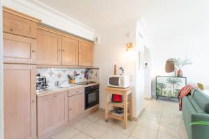 A13 - Staywiz us -1 BDR Garden floor Fontonne - AC, Pool & Parking