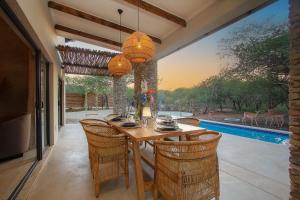 The Duchess Luxury Safari Villa, Close to KNP, Giraffe-Feeding-Tower, Bush-Bath, Boma