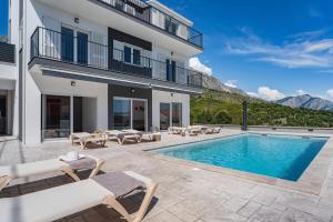 Luxurious 7-Bedroom Villa MI with Private Pool, 500m from the Beach