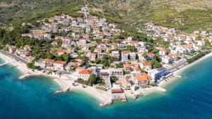 Luxurious 7-Bedroom Villa MI with Private Pool, 500m from the Beach