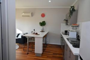 Mawson Red - Free Pool access -Onsite Parking-Netflix-5 mins to Mawson Interchange