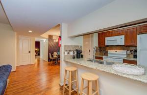 3 Bedrooms Spacious Central Condo w Pool