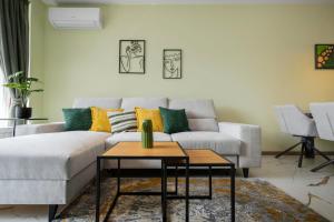 Stylish Urban Haven with Dedicated Parking Spot by Flat Mаnager