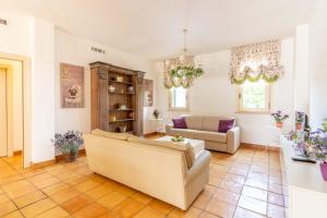 GuestHost - Villa Poggio Verde with pool - Exclusive Retreat