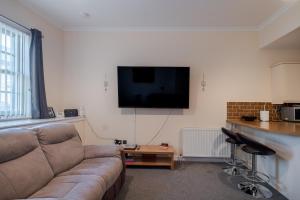 Spacious 2-Bedroom Condo With Free Parking On Site