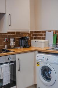 Spacious 2-Bedroom Condo With Free Parking On Site