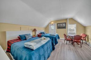 Marmora and Lake Inn Superior Apartment-Victorian Diner Restaurant
