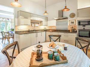 5 Bed in Bonchurch IC076