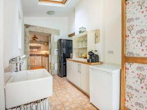 5 Bed in Bonchurch IC076