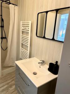 Appartements Cozy studio completely renovated with breathtaking views of the port : Appartement