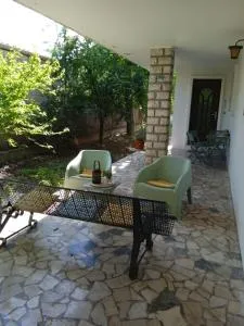 Les Sycomores Appartement privé avec jardin - 锡斯特龙