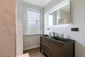 Huswell - Holiday home along the canal with great views