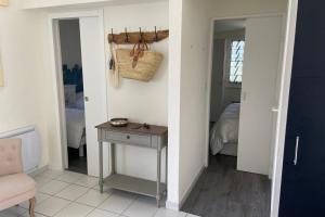 Maisons de vacances Charming house with garden in the heart of Saint Martin : photos des chambres