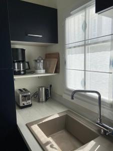 Maisons de vacances Charming house with garden in the heart of Saint Martin : Maison de Vacances