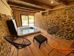 Villas Auberge St Vincent et Diligence 35pers : jacuzzi, salle de jeux : photos des chambres