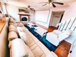 Theater Room Pet Friendly Near AF Academy Peaceful - Gleneagle
