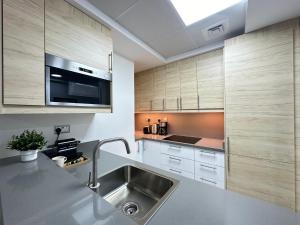 Modern 1BR Apartment in Dubai Marina with sea view