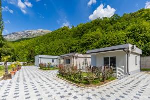 Yanka 4 Houses