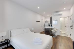 M11 Upscale Studio wQueen Bed AC Prime Location
