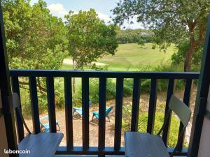 Maisons de vacances Maison les pieds dans l-eau, piscine et plage a pieds : photos des chambres
