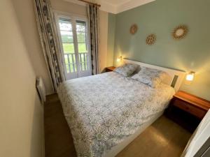 Maisons de vacances Maison les pieds dans l-eau, piscine et plage a pieds : photos des chambres