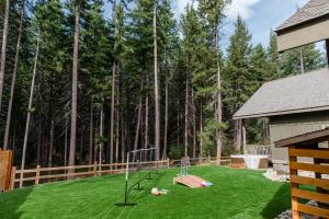 3BR Forest Cabin, Hot Tub, Game Room, Big Backyard