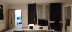 City Center Apartment 45m, 1 Bedroom and 1 Living Room with Kitchen plus Bathroom, a perfect Family Friendly Place or for Home Office and a longer Stay, a proper office desk with business chair provided, 100m from Market Square and Vistula River - Mokre