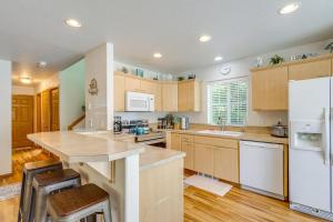 Half Mi to Beach: Rockaway Beach Home w Grill!