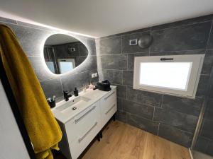 Campings Chalet, Oasis et vue mer,proxi circuit Paul Ricard : photos des chambres