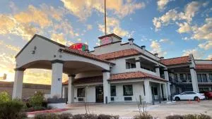 小岛套房好百机场酒店 - 皮尔兰