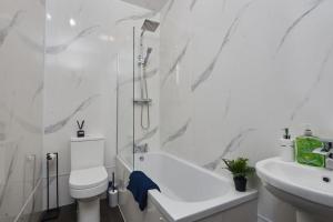 Large House Close To Leeds - Ideal For Groups