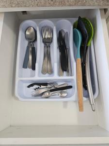 V909 Flat bem espaçoso com varanda vista Esplanada