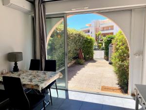 Appartements Studio cabine renove a 250m de l'etang de Thau avec jardinet et parking prive - FR-1-604-3 : photos des chambres