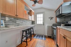 Special Beach Cottage with Deck