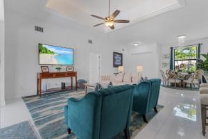 Serene Canal Views, Paddle Board, Bicycles, Heated Pool and Spa - Villa The Great Escape