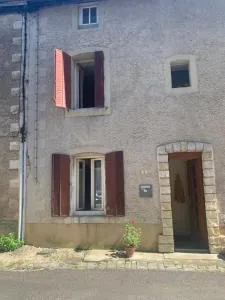 jolie maison dans petit village - Froncles