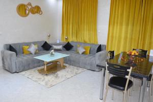 Riad Bollywood- family charm
