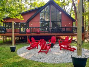 Chalet Cabin w Hot Tub WiFi Firepit Grill Deck