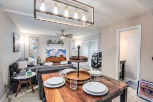 New Pool King Bed Minutes From Old Town