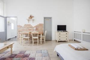 A touch of Provence and pastels in the centre