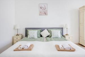 A touch of Provence and pastels in the centre